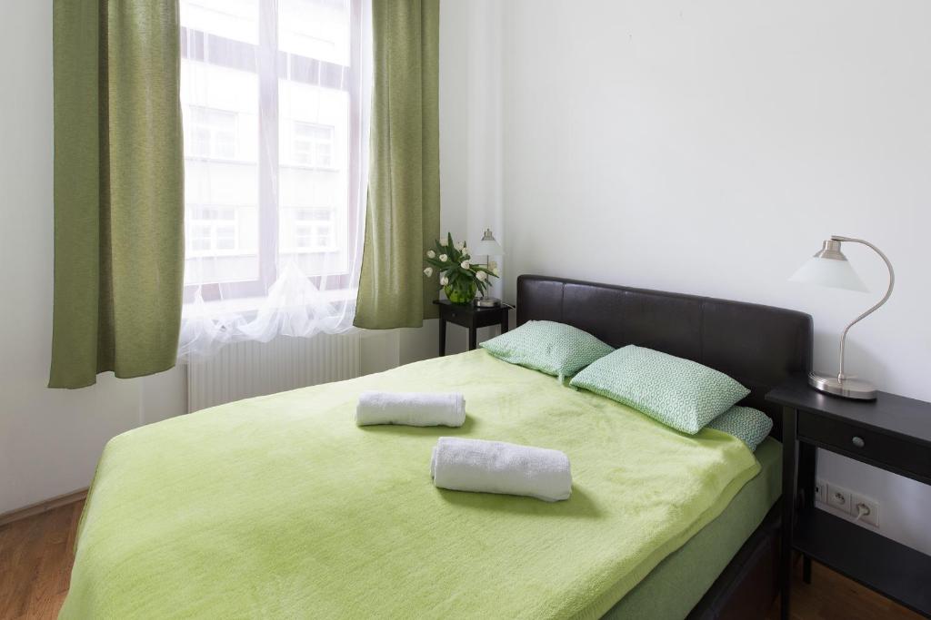 
Łóżko lub łóżka w pokoju w obiekcie Apartment Krakow Zegadłowicza
