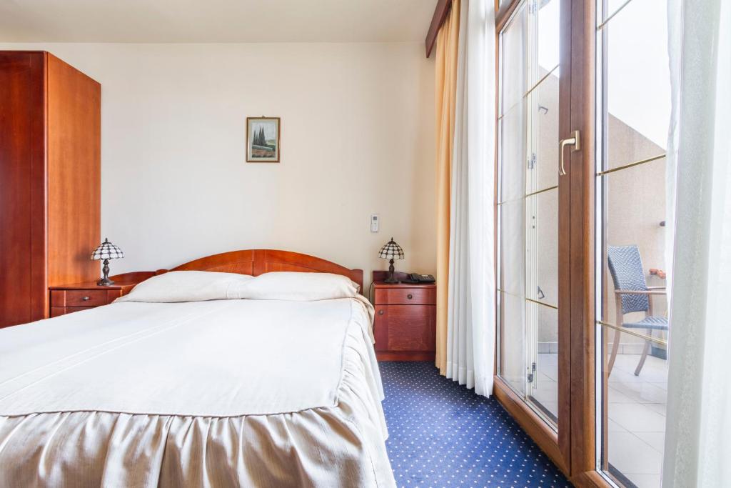 Postel nebo postele na pokoji v ubytování Hotel Miramare