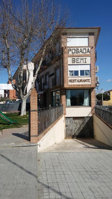 阿爾摩洛克斯的住宿－Bar Posada Bemi，建筑的侧面有标志