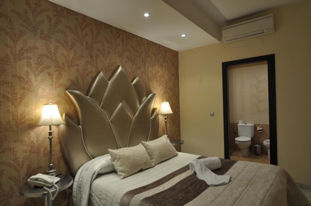 Postel nebo postele na pokoji v ubytování Hostal la Fuente