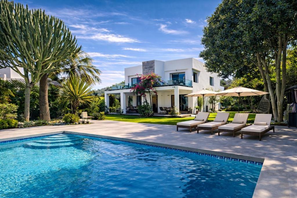 Luxury Golf Front Villa Spa, Jacuzzi & Heated Pool