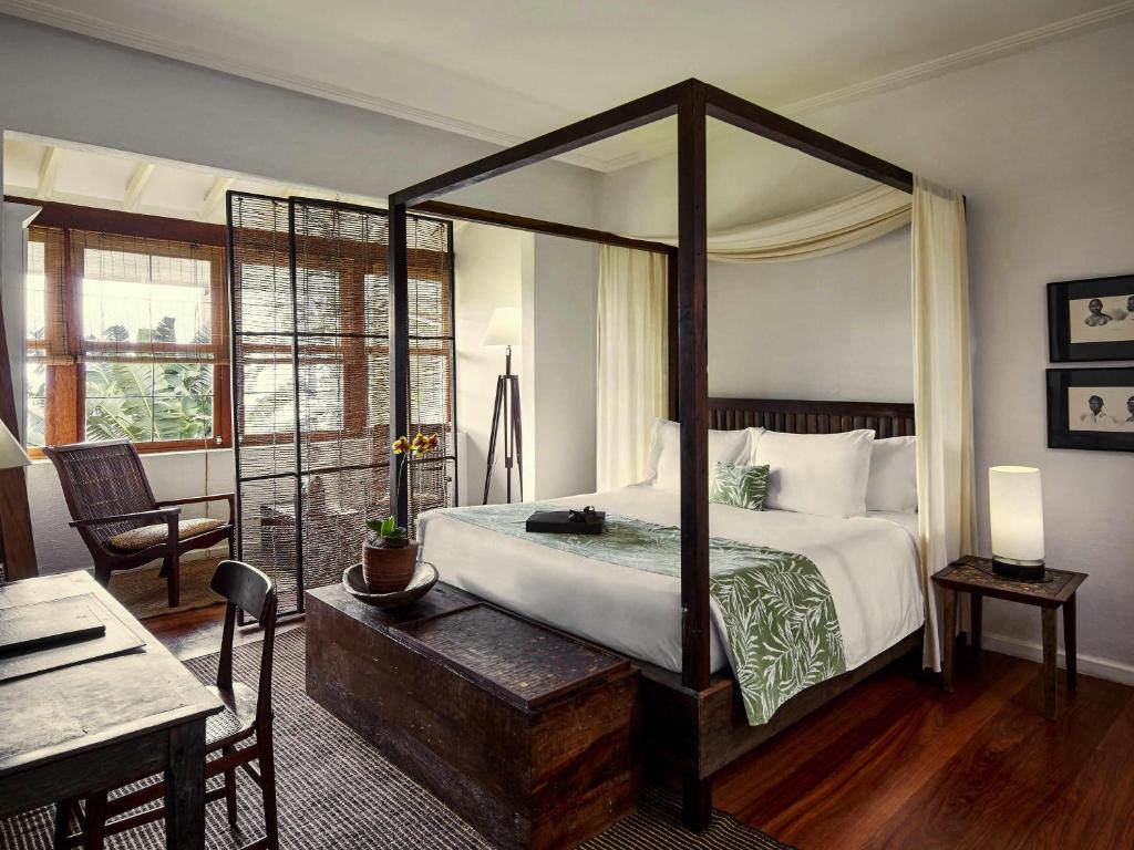 Junior King Suite with Lounge and View
