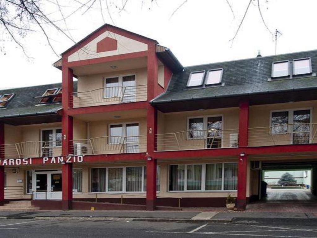 デブレツェンにあるBelvárosi Panzióの大赤い建物