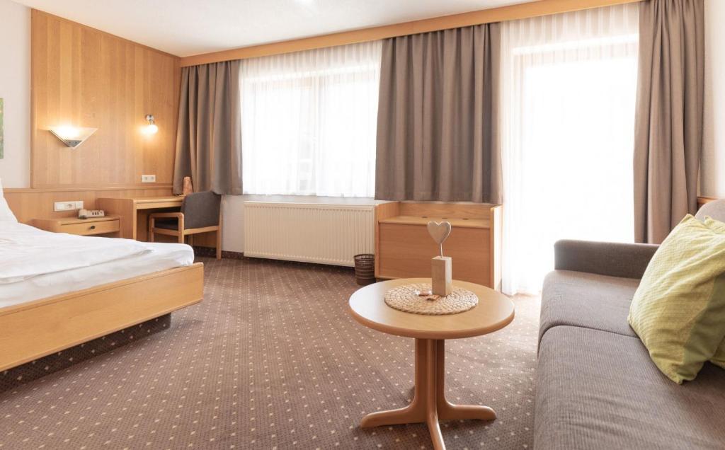 Hotel Garni Romantika - Habitación Doble Con Balcón (2 Adultos + 1 Niño)