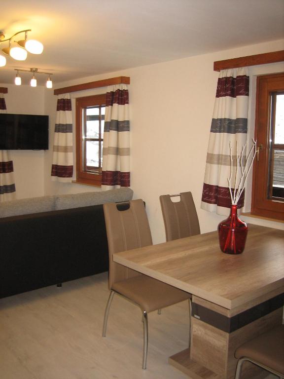 A television and/or entertainment centre at Gästeheim Pötscher