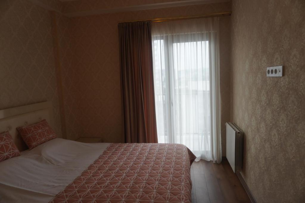 فضای داخلی One-Bedroom Apartment 220 with City View در تفلیس - تصویر ۳