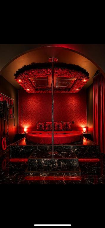 Suite érotique avec balnéo privée-pole dance-croix de Saint-André- balançoire et banc de soumission 10 min centre Montpellier
