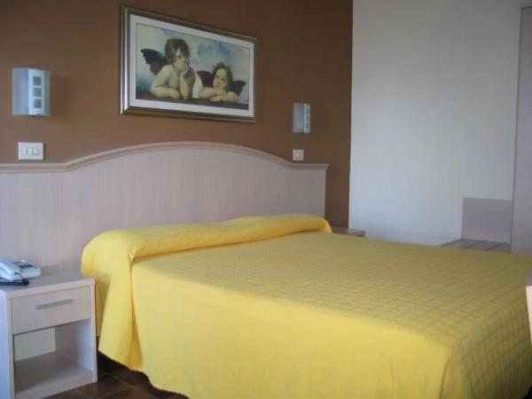 En eller flere senge i et værelse på Albergo Girasole Frontemare