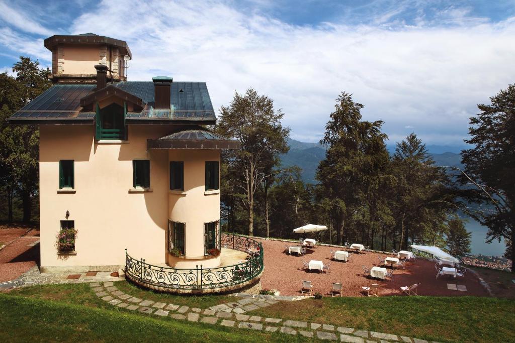 ein Gebäude mit einem Parkplatz davor in der Unterkunft Villa Pizzini Mottarone - Restaurant and rooms in Stresa