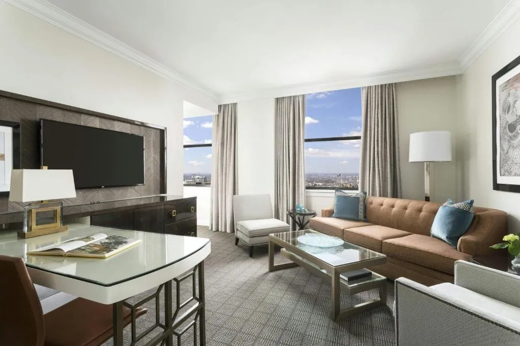 Suite, Club Lounge access, 1 Bedroom Suite, 1 King, Sofa Bed, City Hall view
