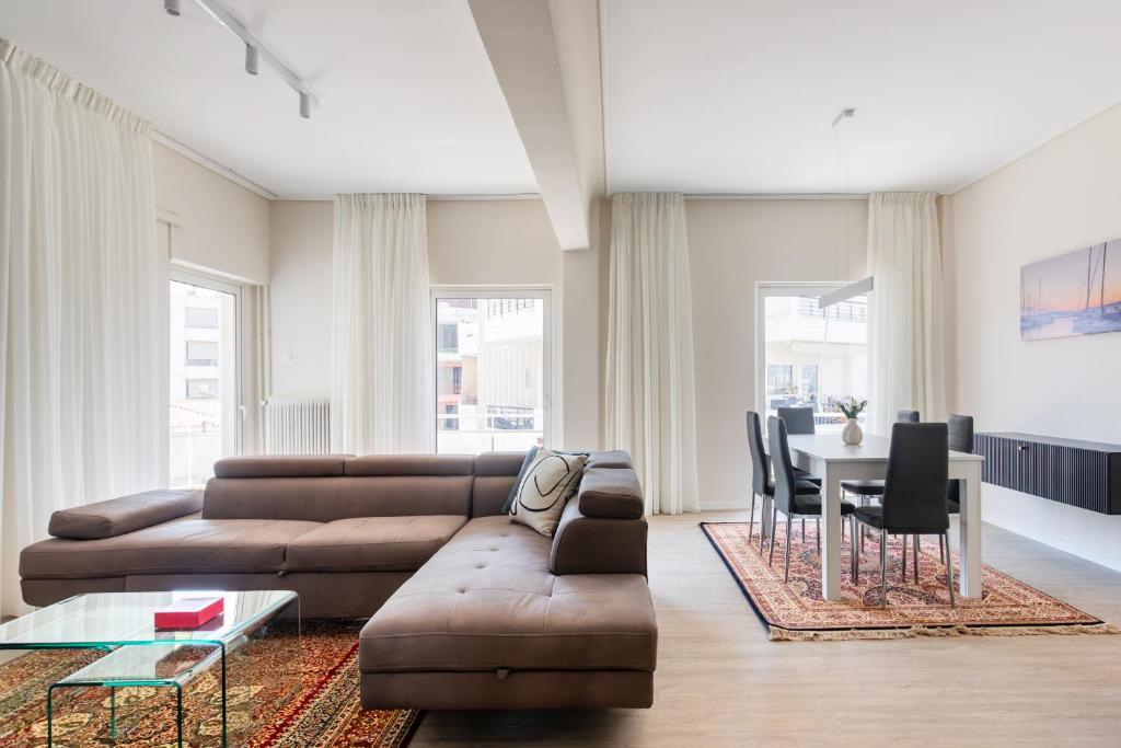 Sunny & Spacious Golf Glyfada Apartment - 2BD