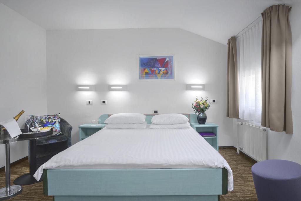 Postel nebo postele na pokoji v ubytování Lipa, Hotel & Bistro