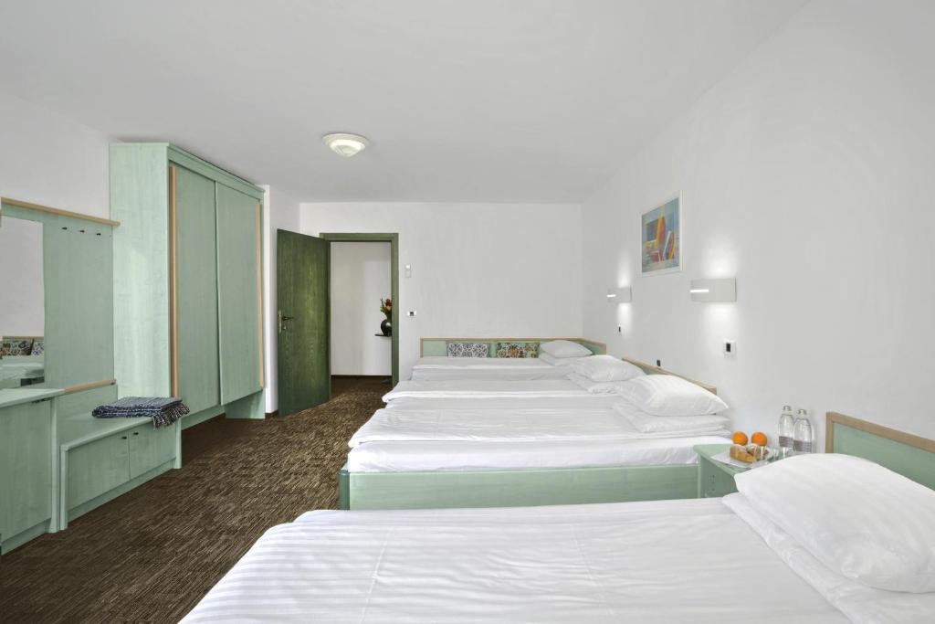 Postel nebo postele na pokoji v ubytování Lipa, Hotel & Bistro