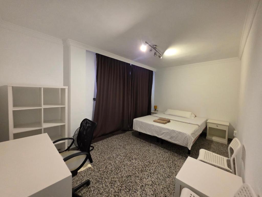 HABITACIÓN PRIVADA SUPER GRANDE CON BALCON GRANDE EN EL CENTRO DE MALAGA LA MEJOR ZONA JUSTO ENFRENTE DELA ESTACION DE TREN a