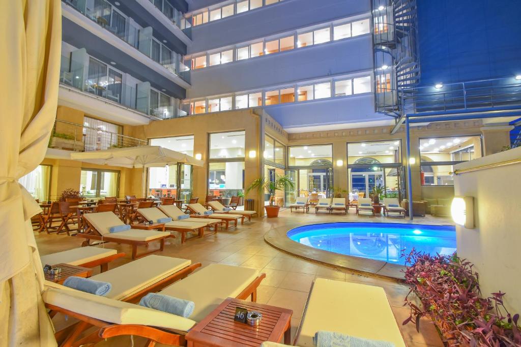 Bazén v ubytování Ibiscus Hotel nebo v jeho okolí