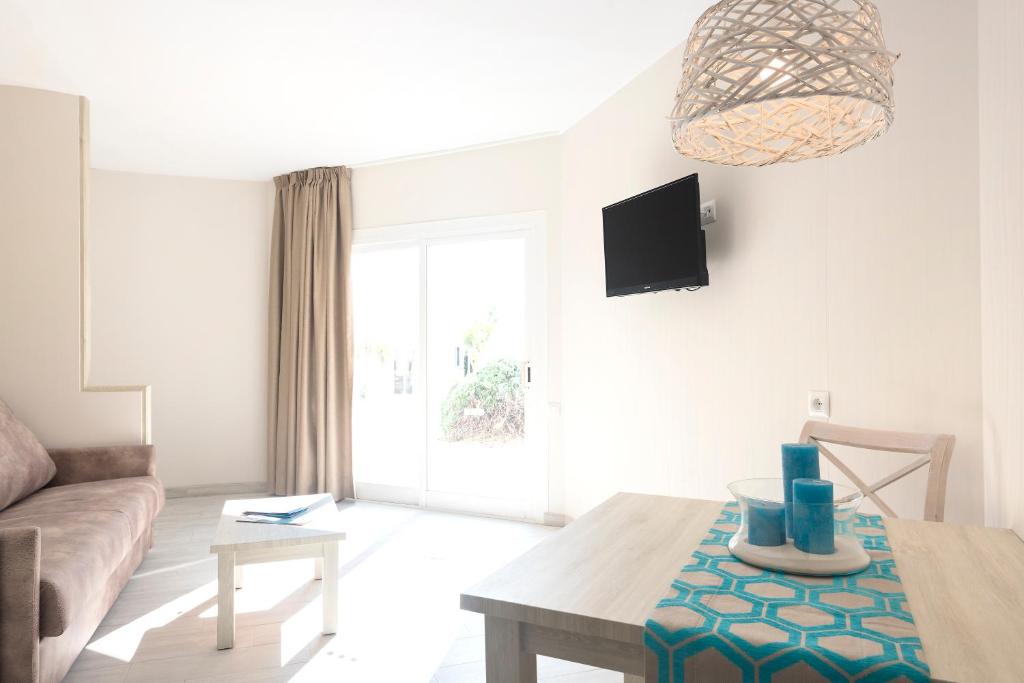 Marinda Garden Aparthotel, Calan Bosch, Spain - Booking.com