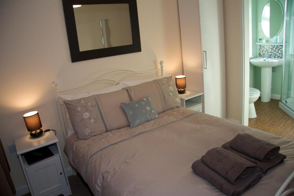 A bed or beds in a room at Roedean Guest House 