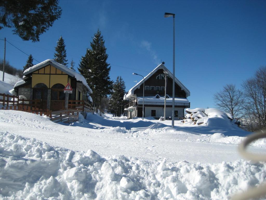 Obiekt Albergo Casa Della Neve zimą