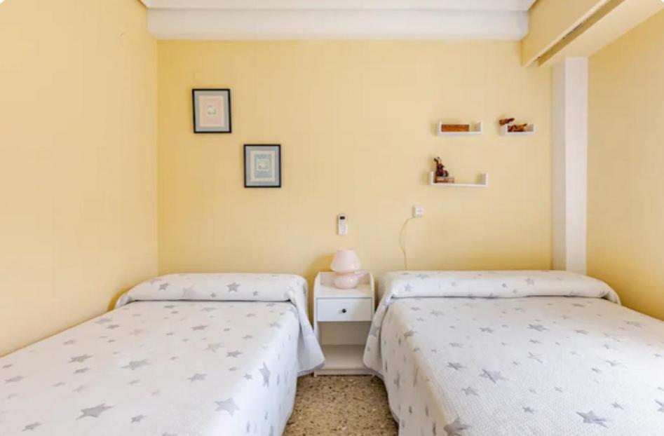 Alquilo habitación doble con aire acondicionado, nevera y baño privado