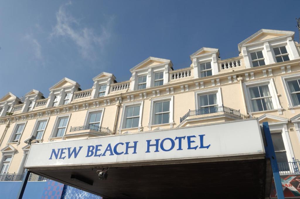 una nueva señal de hotel de playa frente a un edificio en New Beach Hotel, en Great Yarmouth