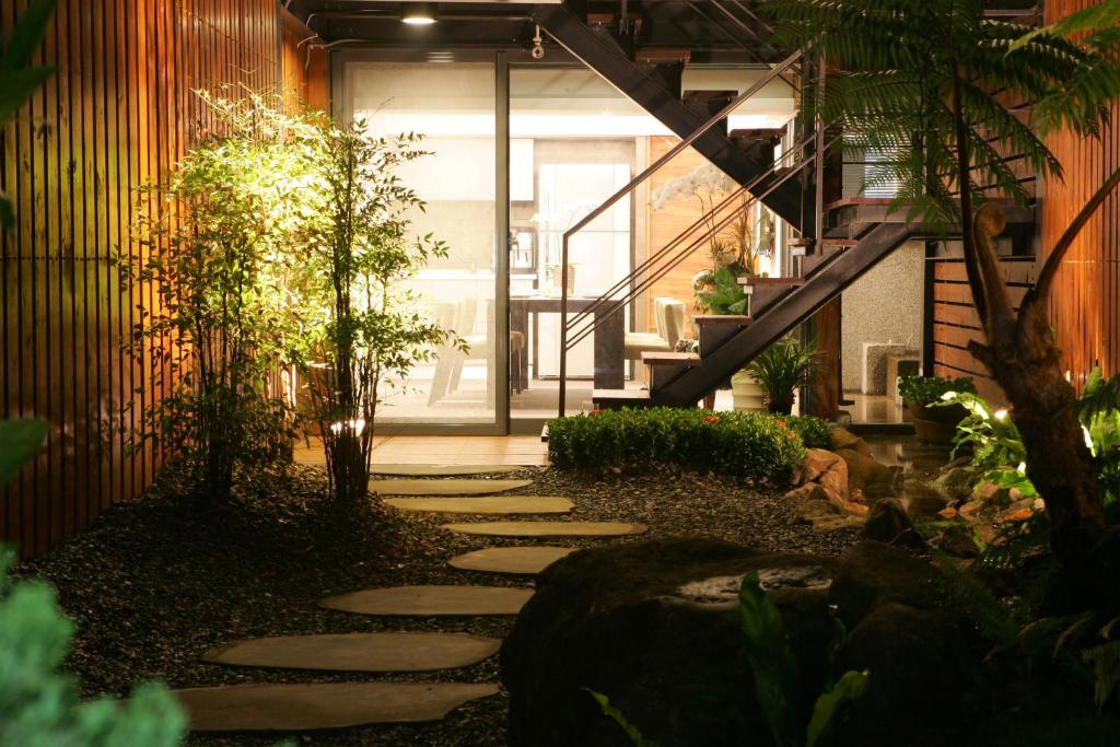 une passerelle menant à une maison avec un escalier dans l'établissement Timing House, à Yuchi