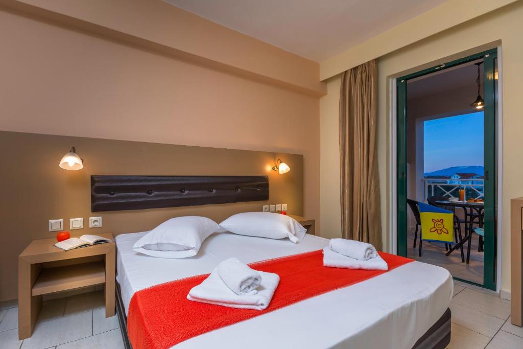 Postel nebo postele na pokoji v ubytování Kozanos Hotel & Suites