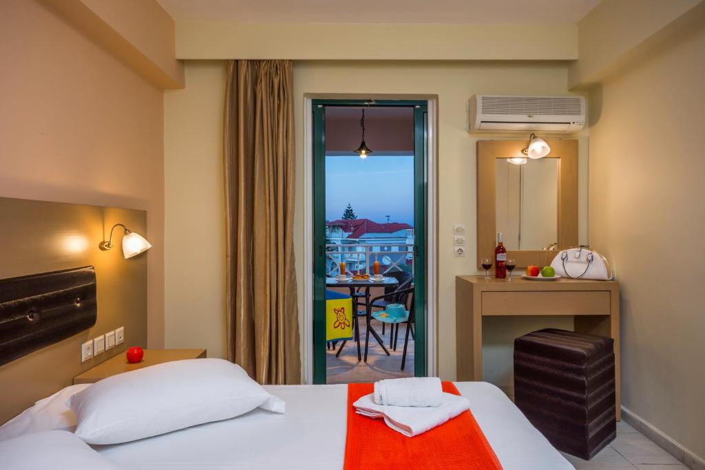 Postel nebo postele na pokoji v ubytování Kozanos Hotel & Suites