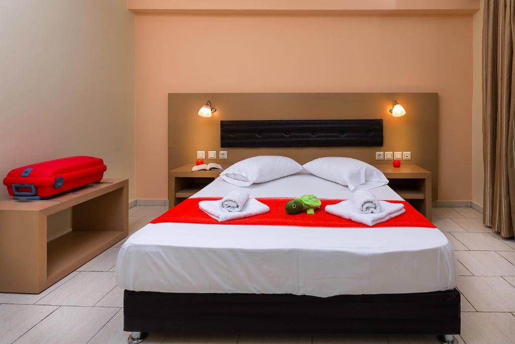 Postel nebo postele na pokoji v ubytování Kozanos Hotel & Suites