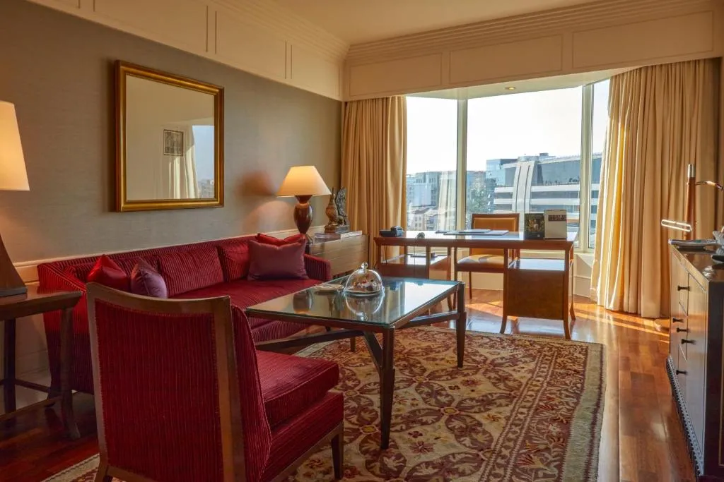 Royal Club Parlor Suite with Bathtub, Airport Transfers, High Tea and Evening Cocktail Hours