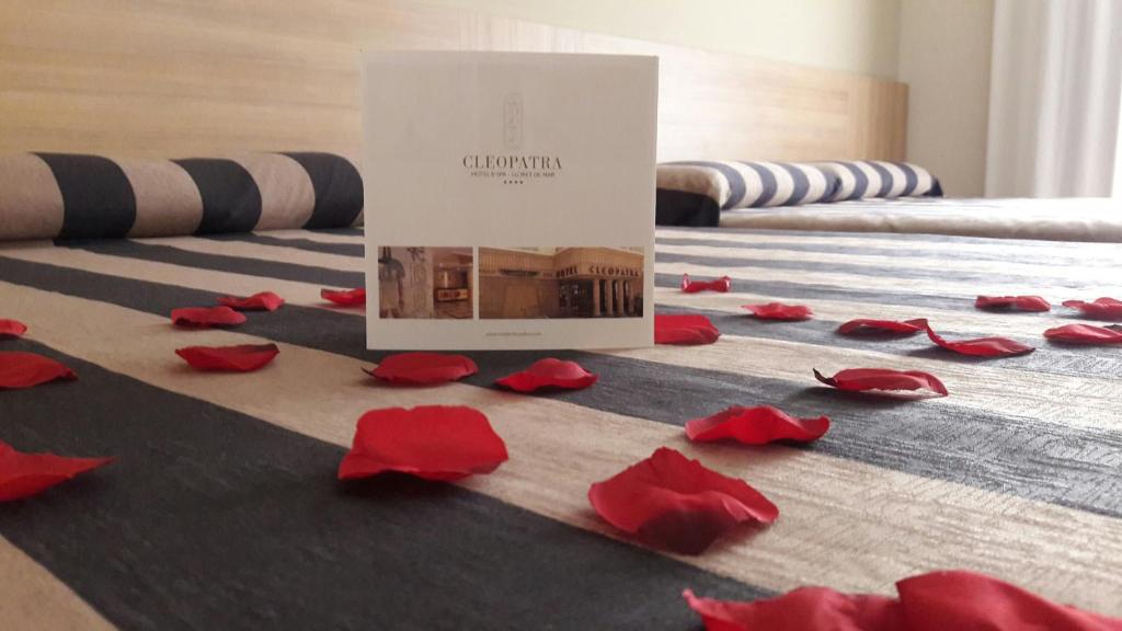 Postel nebo postele na pokoji v ubytování Cleopatra Spa Hotel