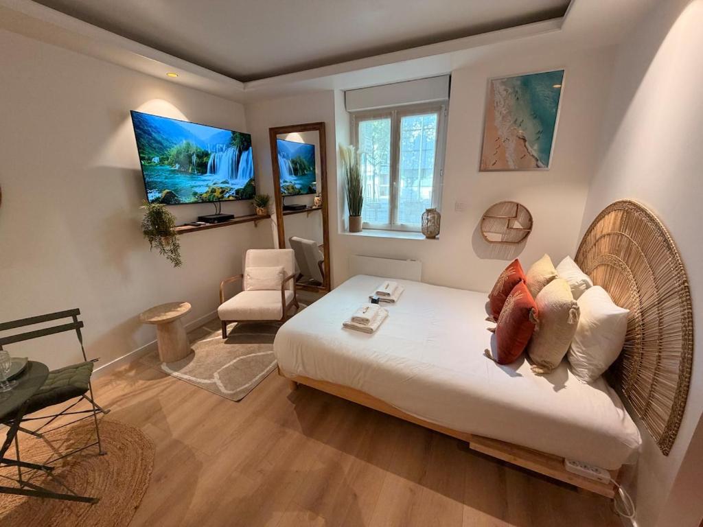 La Parenthèse Rémoise studio with sauna and jacuzzi