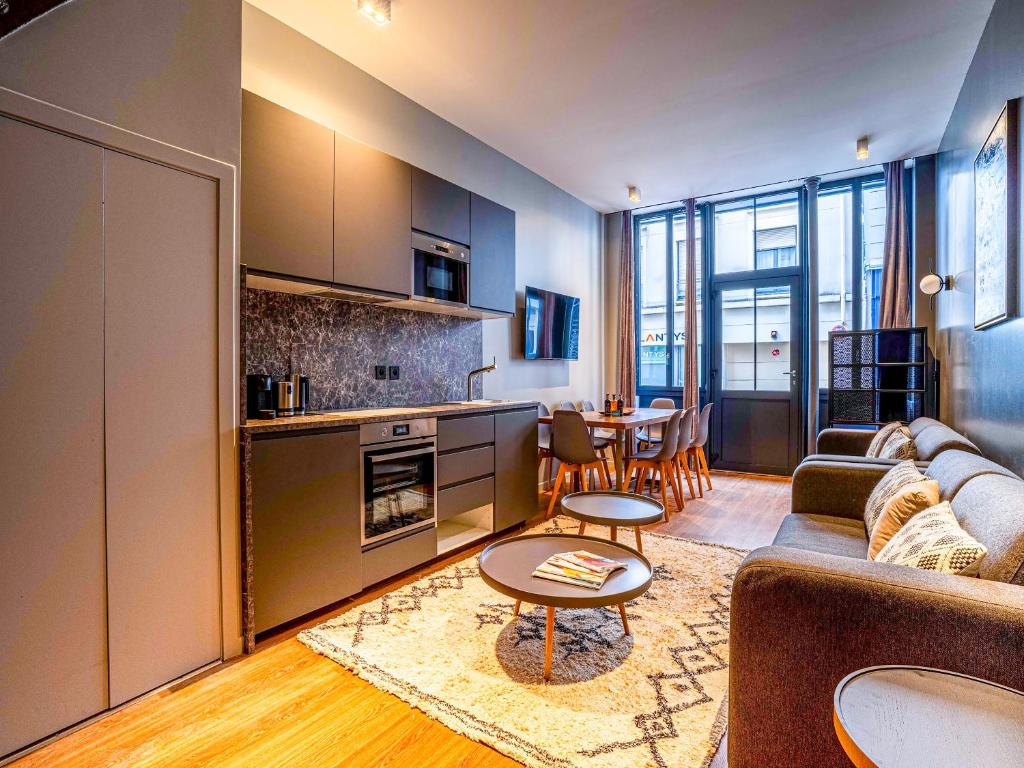 UrbanFlat 136 - Large Apartment in Paris Center