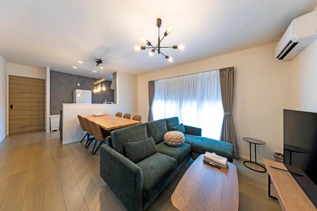AMP FLAT KATAKASU SUITE - New Build House , Free Parking , Sleeps 11 , Near Gion Sta