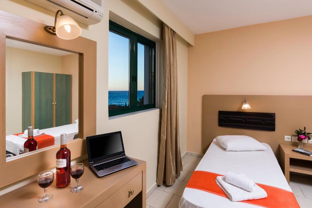 Postel nebo postele na pokoji v ubytování Kozanos Hotel & Suites