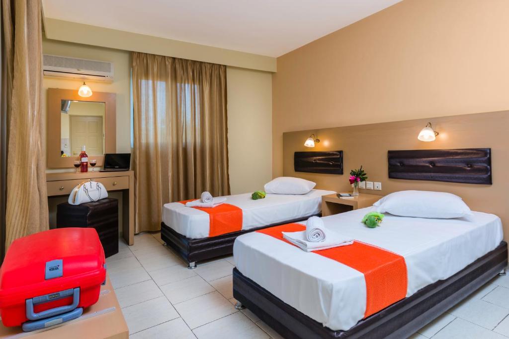 Postel nebo postele na pokoji v ubytování Kozanos Hotel & Suites
