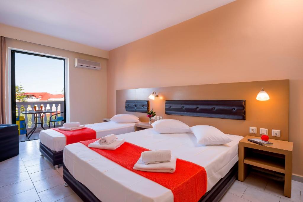 Postel nebo postele na pokoji v ubytování Kozanos Hotel & Suites