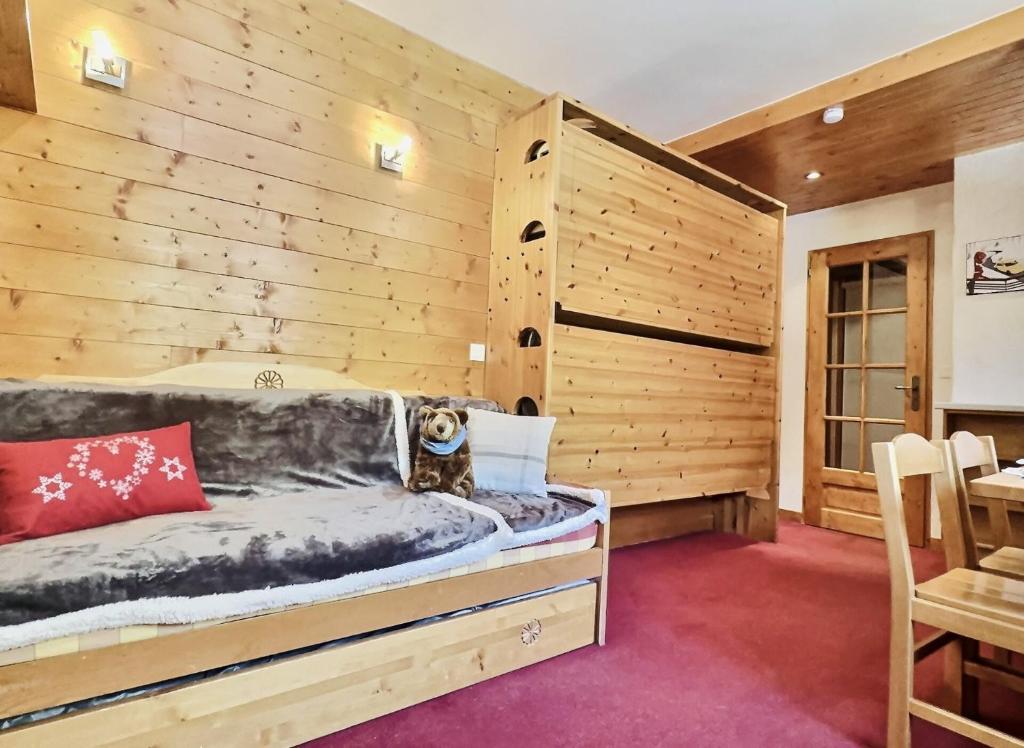 Résidence Rogoney - Les Bleuets - Studio 3 personnes à Val d'Isère à 300m du centre du village et 100m des pistes MAE-1850