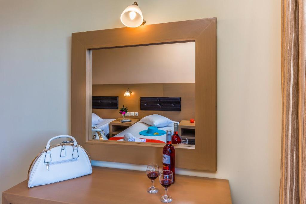 Postel nebo postele na pokoji v ubytování Kozanos Hotel & Suites