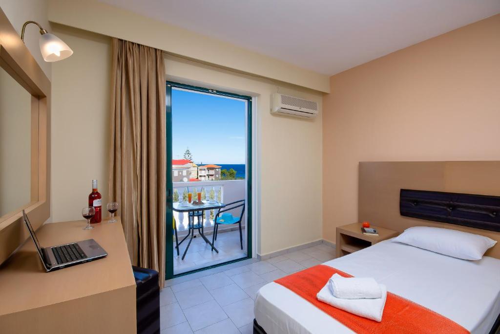 Postel nebo postele na pokoji v ubytování Kozanos Hotel & Suites