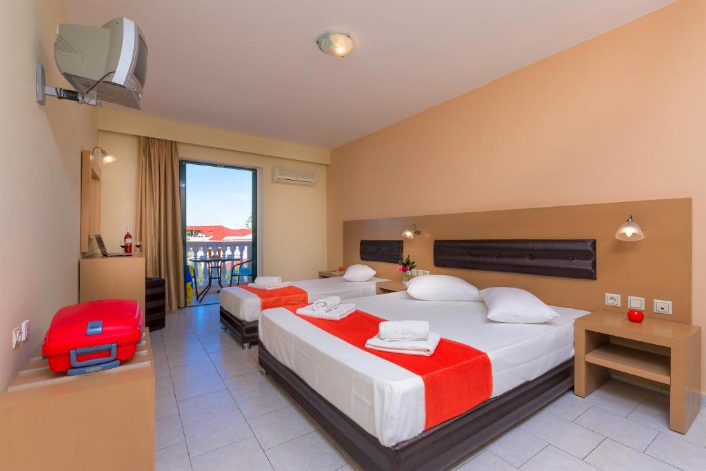 Postel nebo postele na pokoji v ubytování Kozanos Hotel & Suites