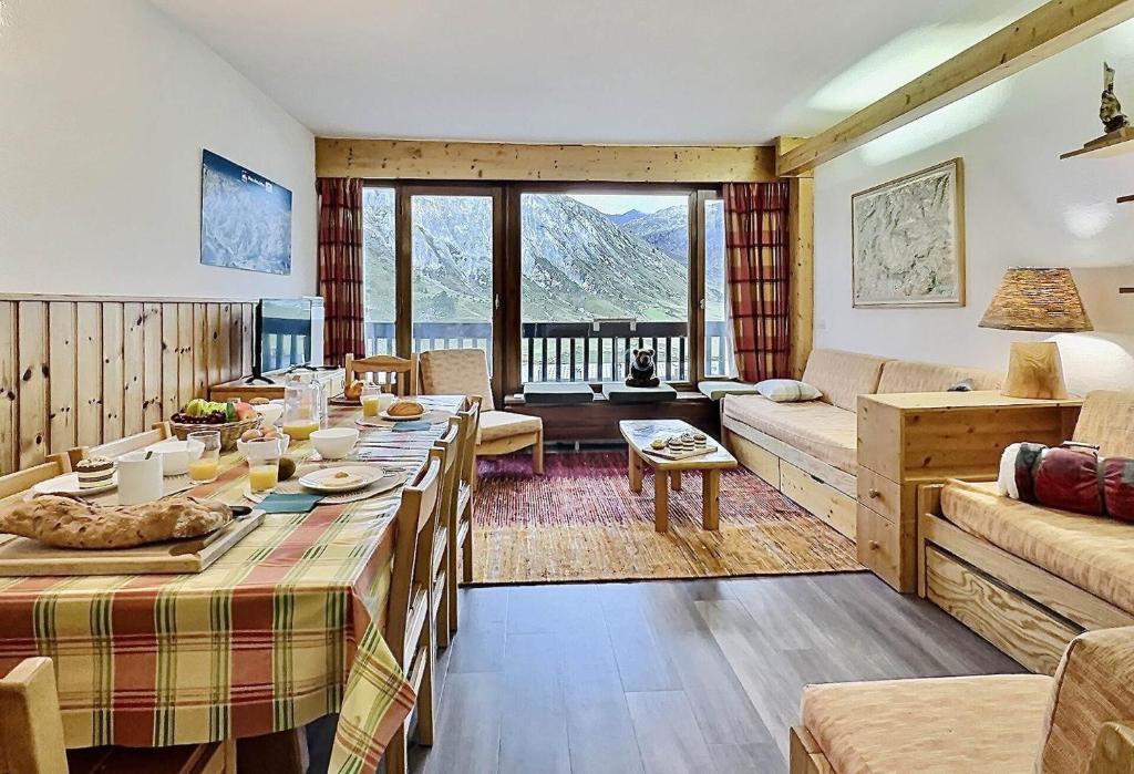 Résidence Le Bec Rouge - Appartement 3 pièces 8 personnes à Tignes ski aux pieds et proche des commerces dans le quartier du Lac. Grand espace de vie, cu MAE-2001