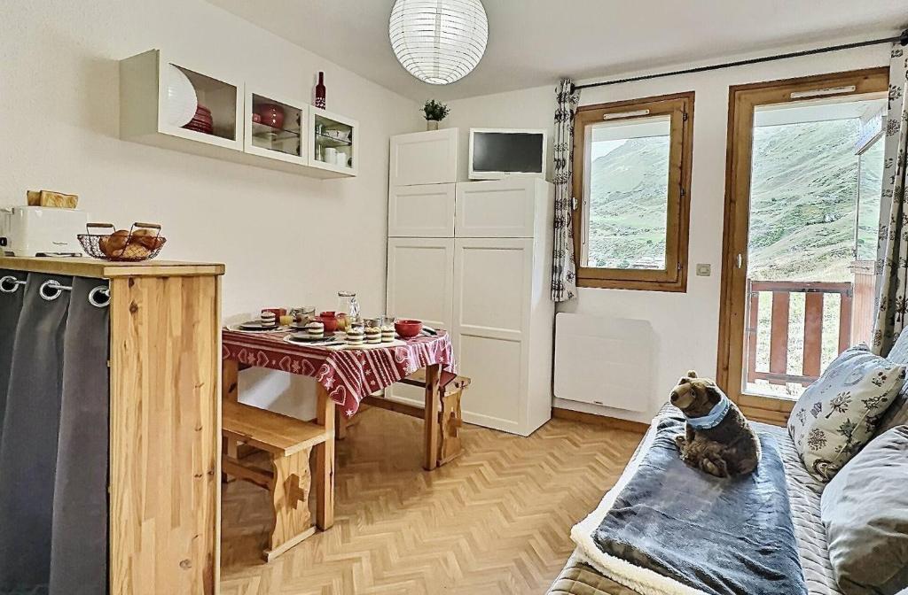 Résidence Divaria - Studio cabine 4 personnes à Tignes au pied des pistes et proche des commerces dans le quartier du Lac. Situé en rez de jardin d' MAE-2114
