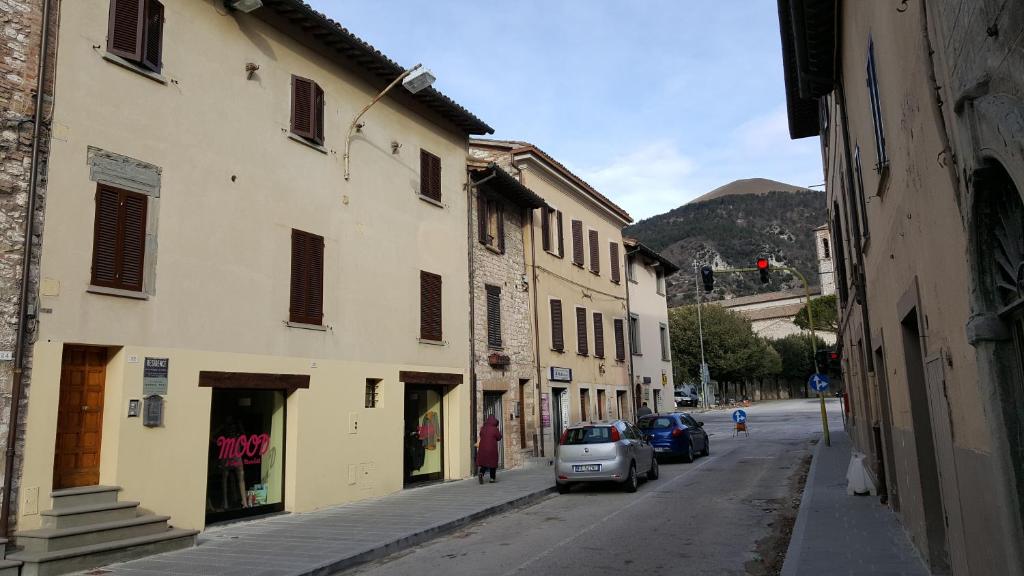 una calle con coches estacionados en el lateral de un edificio en Residence Di Via Perugina 22, en Gubbio