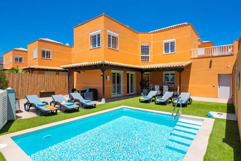 LUXURY VILLA with sea view, heated pool
