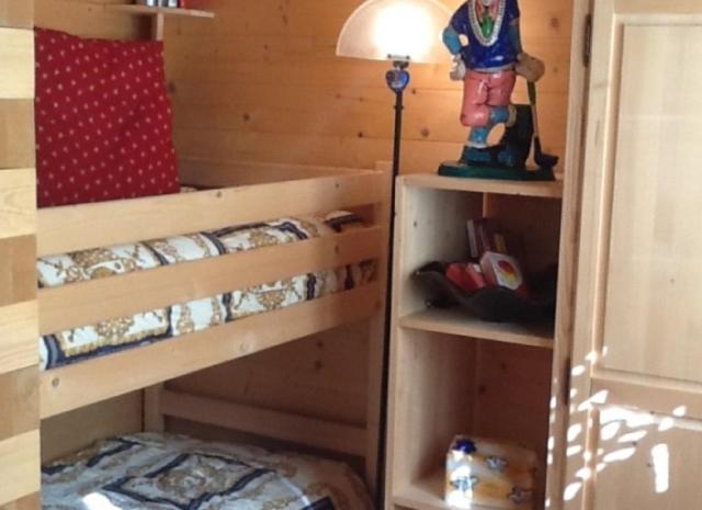 Dormitorio con litera con lámpara y estanterías en Chalet di Charme, en Massa Martana