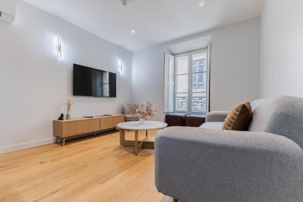 Luxury 3-bedroom apartment in hyper centre air con lift