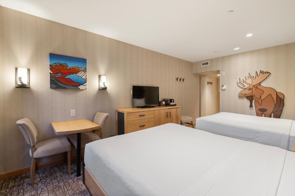 Moose Hotel and Suites photo 3