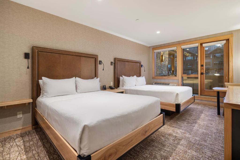 Moose Hotel and Suites photo 2
