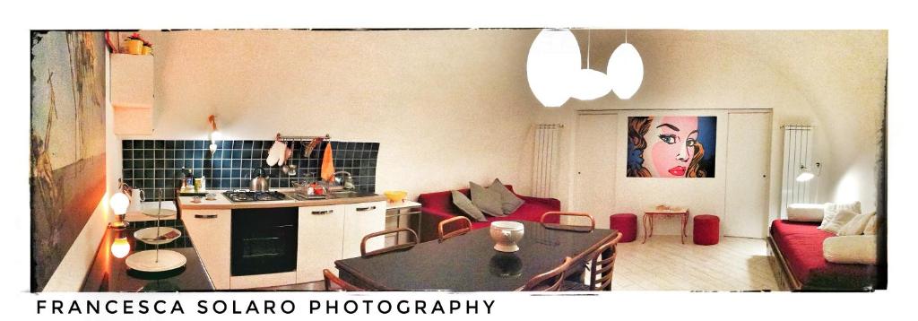 eine Küche und ein Wohnzimmer mit einem Tisch in der Unterkunft Luisa's Houses in Neapel