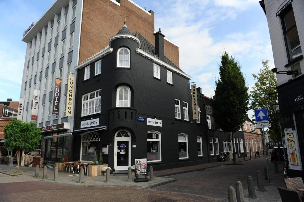 a black building on the corner of a street at Budgethotel de Zwaan in Eindhoven